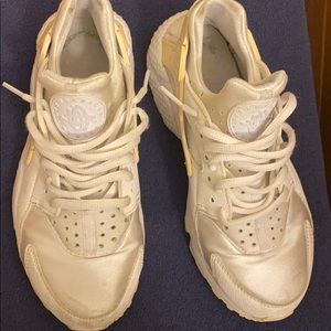 All white nike huarache run